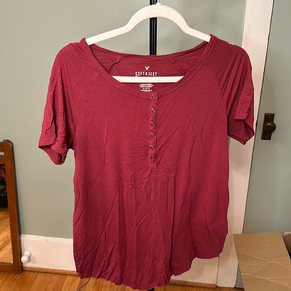 Red soft & sexy American eagle t shirt, worn a handful of times, gently used.